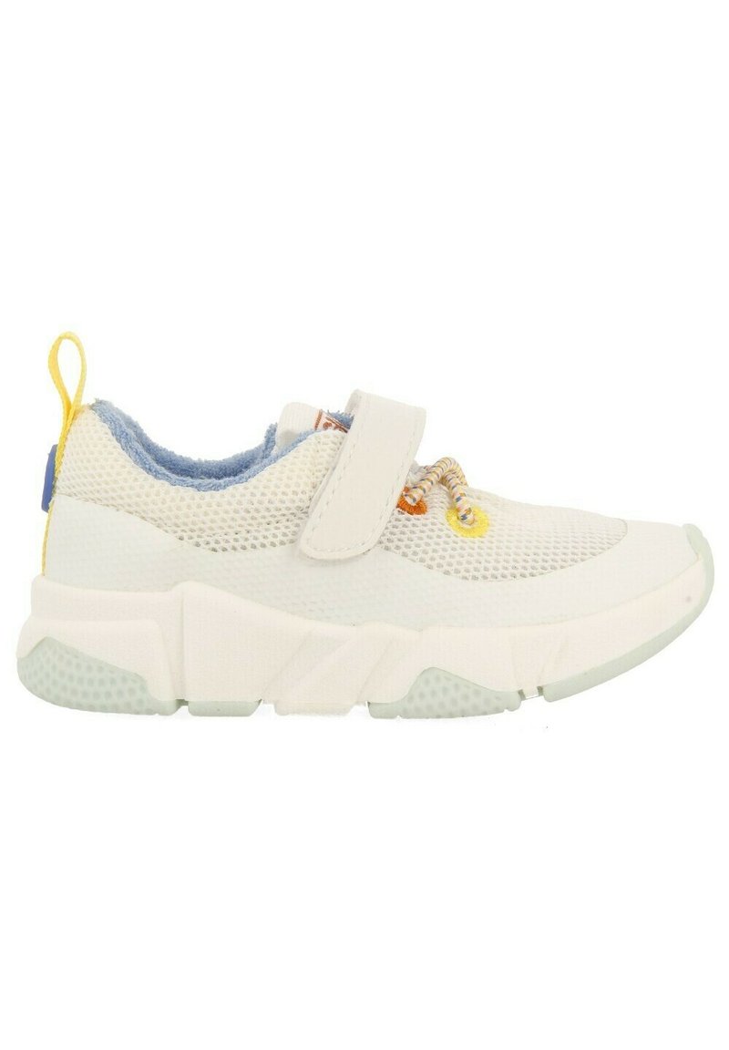 Zapatilla de malla blanca con un interior acolchado azul, correa de gancho y bucle, y cordones multicolores. Suela gruesa con una suela exterior texturizada de color verde claro.