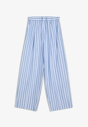 Lichtblauwe en witte verticale gestreepte losse broek met elastische tailleband en aantrekkoord, plat gelegd op een witte achtergrond.