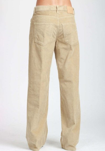Pantaloni in velluto a coste di un beige chiaro con gambe larghe, caratterizzati da righe verticali, due tasche posteriori e una finitura texurizzata.