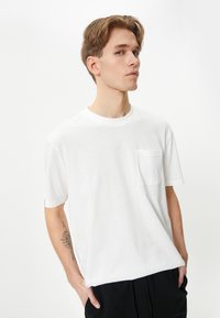 Koton POCKET DETAIL SHORT SLEEVE CREW NECK - T-shirt - bas - white