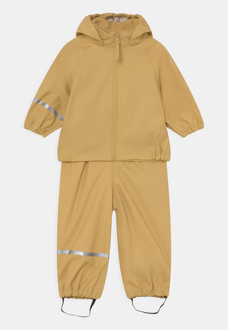 Fato de chuva amarelo com uma jaqueta com fecho zip, capuz, punhos elásticos e riscas refletoras; calças a condizer com cintura elástica e punhos elásticos.