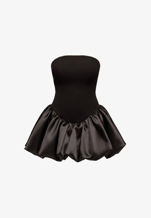 Olkaimeton musta satiininen minimekko, jossa istuva yläosa ja runsas, kerätty hame, joka luo pallomaisen siluetin.