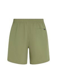 Shorts de bain pour homme en vert olive avec une taille élastique, une poche arrière simple et un tissu lisse et léger.