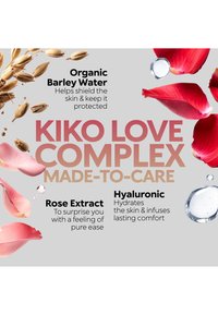 Grains d'orge biologiques, pétales de rose rouges et roses, et gouttelettes d'eau entourent le texte mettant en avant KIKO Love Complex avec eau d'orge, extrait de rose et acide hyaluronique.