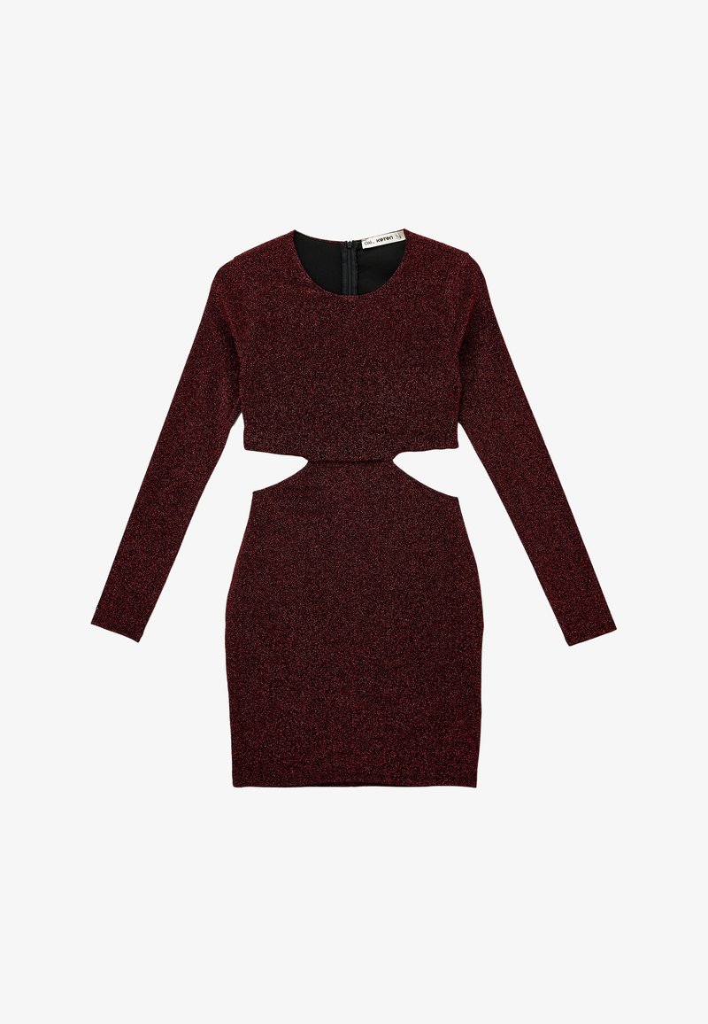 Vestido burdeos de manga larga con forma ajustada y tejido texturizado y brillante. Presenta un recorte en la sección media y una cremallera en la espalda.