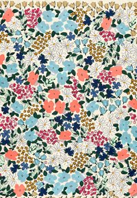 Tejido floral brillante con flores rosas, azules y blancas sobre un fondo crema, con intrincadas hojas verdes y diversos pequeños patrones florales.