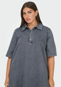 Jeansklänning i grått, med krage, korta ärmar, knappslå och avslappnad passform med en strukturerad yta.