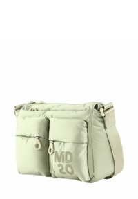 Sac messager rembourré de couleur vert clair avec deux poches avant zippées et une bandoulière réglable beige. Présente le texte "MD 20" dans une couleur atténuée.