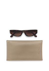 Lunettes de soleil rectangulaires en écaille avec verres foncés, posées sur un étui souple beige embossé du logo "PART TWO".