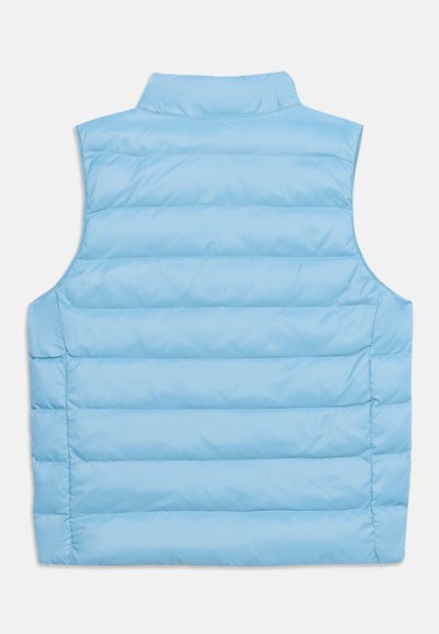 Φωτεινό γαλάζιο αμάνικο γιλέκο με οριζόντιο ραφές και όρθιο γιακά, εμφανίζεται από πίσω σε λευκό φόντο.