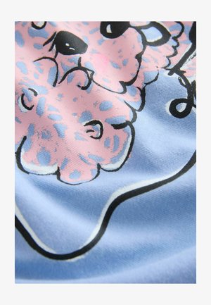 Baumwollstoff in Hellblau mit pinkfarbigem Blumendesign, umrandet mit schwarzen Linien und strukturierten Akzenten. Glatte Oberfläche mit leichtem Glanz.