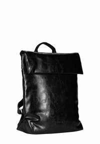 Sac à dos en cuir noir avec une surface texturée, une fermeture à rabat plate et une poignée supérieure. Dispose de bretelles réglables et d’un design minimaliste.