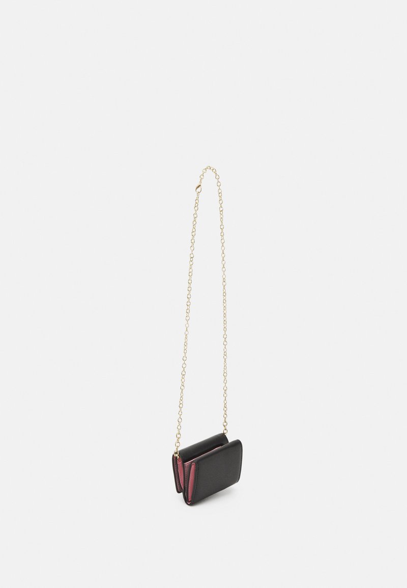 Sac en cuir noir avec une bandoulière en chaîne dorée, de forme rectangulaire, avec des accents intérieurs roses et une texture subtile. Il présente un design rabat.