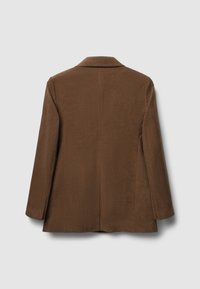 Blazer in velluto a coste marrone con colletto a revers, maniche lunghe e taglio dritto. Presenta una texture a coste verticali e nessun elemento di chiusura visibile.