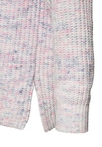 Strickpullover aus weichem Garn mit einem Muster in Hellrosa, Blau und Weiß, mit gerippten Bündchen und einem leichten Seitenschlitz am Saum.