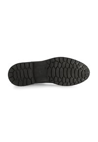 Suela de bota de goma negra con un patrón de textura y canales para tracción, con una superficie lisa y punta redondeada.