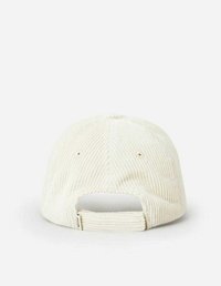 Witte ribfluwelen pet met textuur en verticale strepen, verstelbare band aan de achterkant en twee ventilatieoogjes aan elke kant.