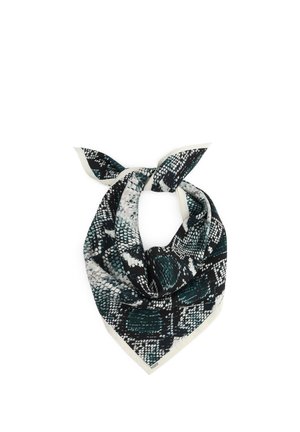 Kwadratowa jedwabna apaszka z czarnym, białym i zielonkawym wzorem skóry węża, złożona i związana w luźny węzeł.