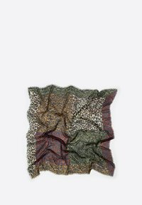 Bufanda con estampado de leopardo que presenta patrones en marrón, verde y rojo. Tejido ligero y texturizado con bordes deshilachados y un diseño geométrico.