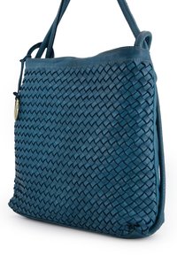 Geweven leren handtas in diep teal, met een gladde bovenrand en lange schouderriem. Textuurpatroon met een duurzame afwerking.