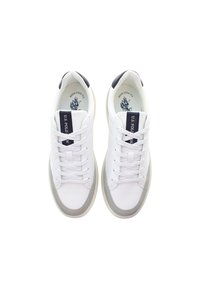 Vita sportskor i läder med en slät yta, grå detaljer, snörning och en marinblå hälflik som visar "U.S. Polo Assn."-logotypen.