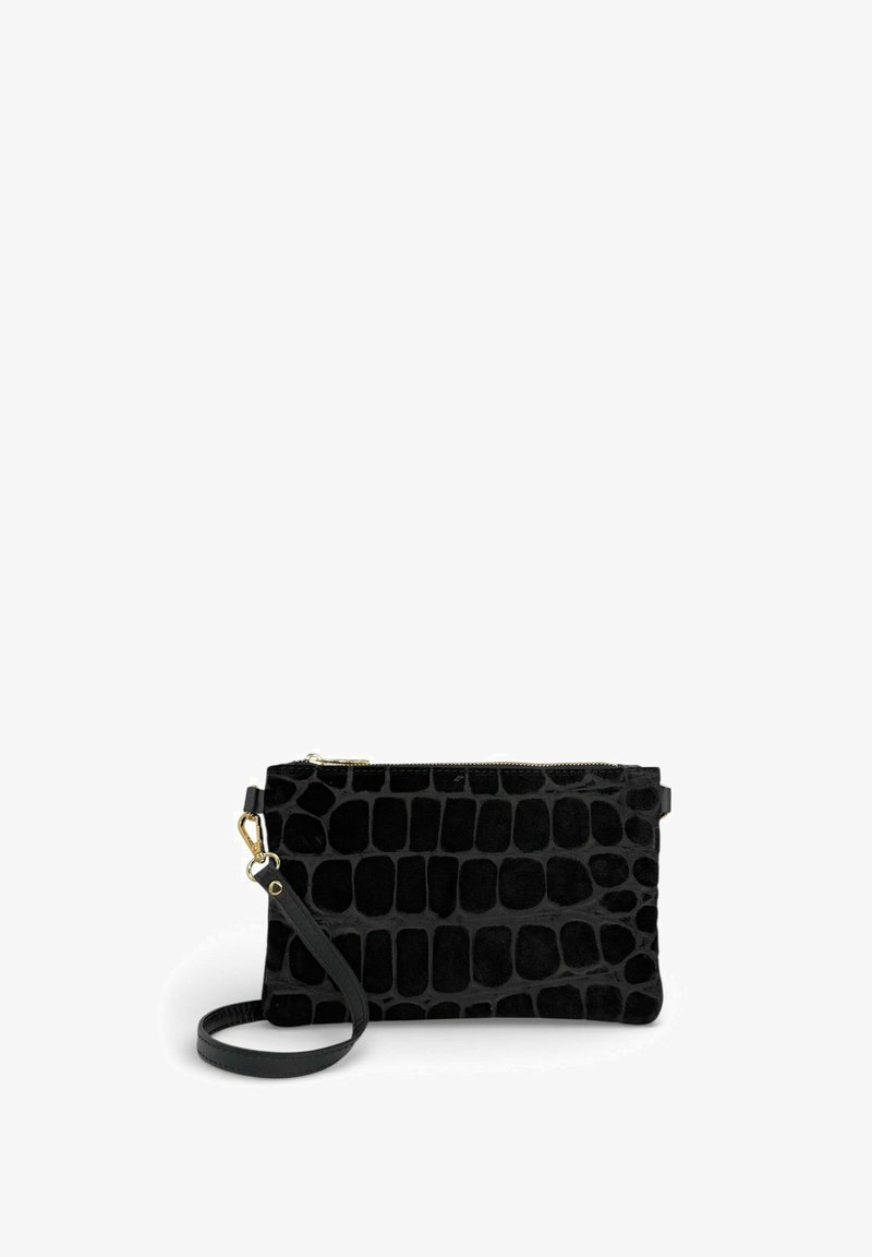 Pochette bracelet noire à texture crocodile, fermeture éclair dorée et bandoulière détachable sur fond blanc.