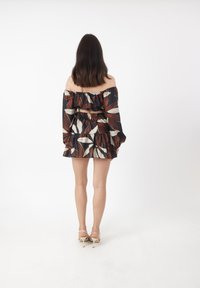 Abito off-the-shoulder con un motivo floreale scuro nei toni del marrone e della crema, vita elasticizzata e orlo a balze a strati.
