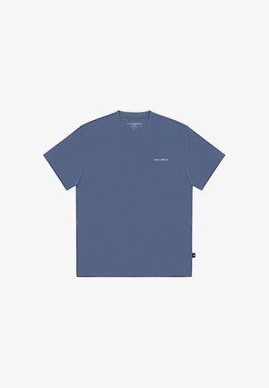 Koszulka z krótkim rękawem i okrągłym dekoltem w stonowanym niebieskim kolorze z małym białym logo „Pako Lorente” na lewej piersi oraz metką na bocznym szwie.