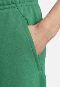 Nike Sportswear SPORTSWEAR CLUB - Pantalones deportivos - malachite white white