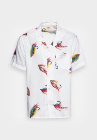Biała koszula z krótkim rękawem z kolorowym wzorem ryb, zapinana na guziki z kieszenią na piersi. Wykonana z lekkiego materiału.