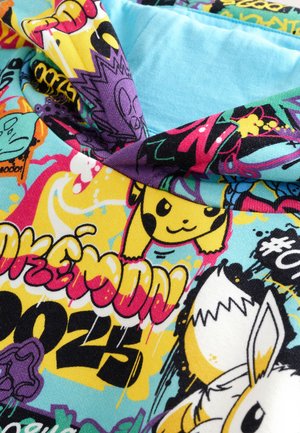 Stof med farverige graffiti-stil tegneseriefigurer, inklusive en gul Pikachu, en hvid kanin, teksten "25" og levende abstrakte former.