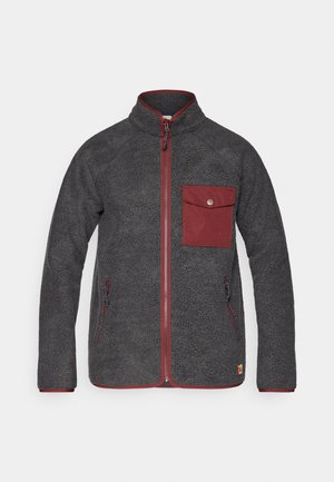Jachetă din fleece de culoare gri închis, cu un fermoar și un buzunar de culoare bordou. Disprede buzunare laterale și o suprafață texturată. Design cu guler înalt.