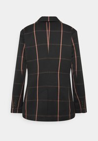 Czarny żakiet w dużą kratę w odcieniach brązu. Posiada wycięty kołnierz, dwie boczne kieszenie oraz cztery guziki na mankietach.