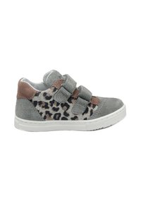 Sneaker in camoscio grigio con dettagli in stampa leopardata e doppie strisce in velcro. Presenta una suola in gomma bianca e un pannello posteriore marrone a contrasto.