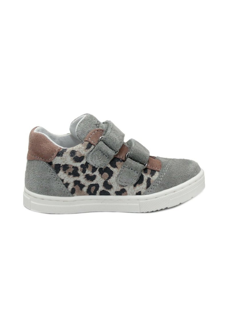 Sneaker in camoscio grigio con dettagli in stampa leopardata e doppie strisce in velcro. Presenta una suola in gomma bianca e un pannello posteriore marrone a contrasto.