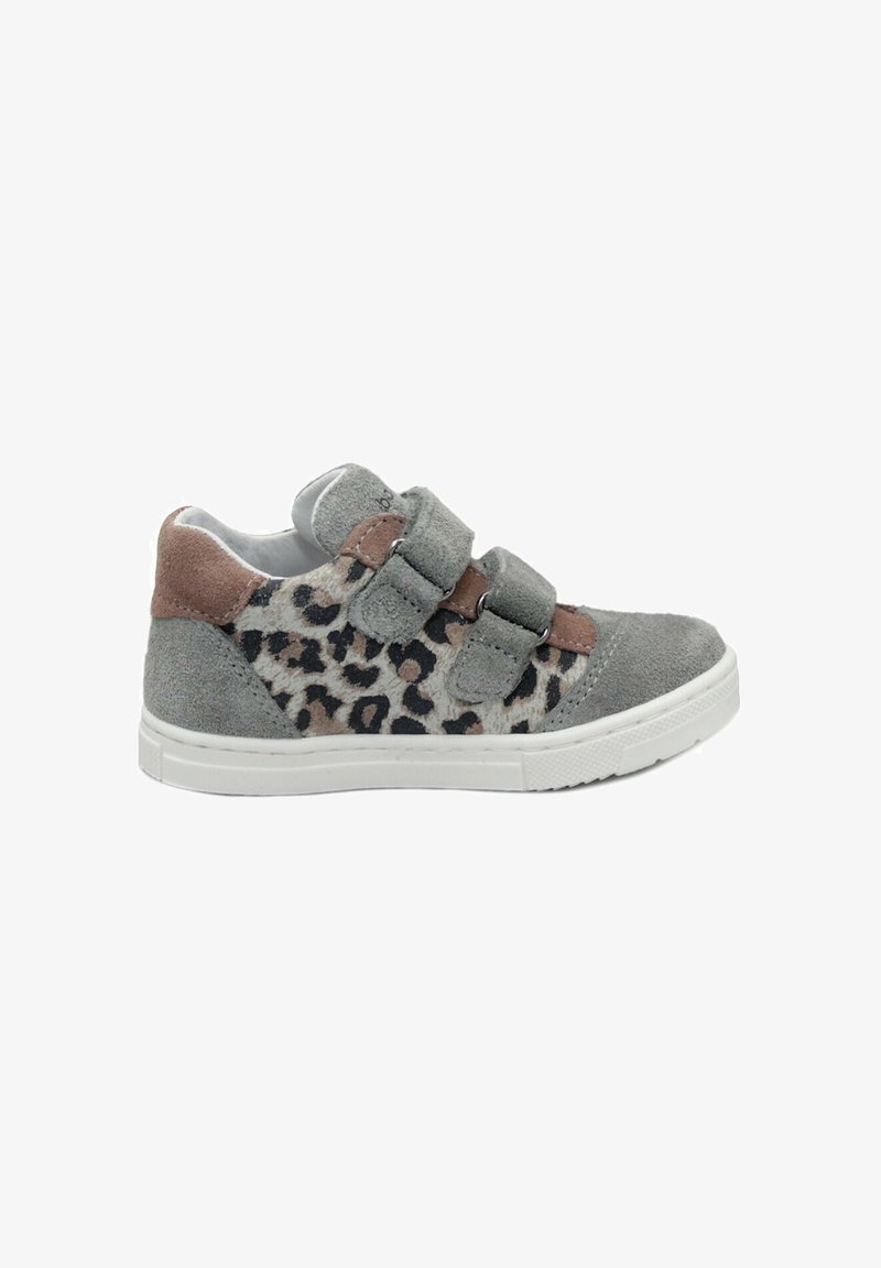 Sneaker in camoscio grigio con dettagli in stampa leopardata e doppie strisce in velcro. Presenta una suola in gomma bianca e un pannello posteriore marrone a contrasto.