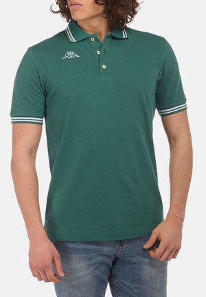 Polo verde realizzato in cotone, con bottoni a due vie, rifiniture bianche sul colletto e sulle maniche, e logo ricamato sul petto.