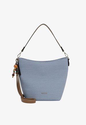 Sac à main texturé bleu clair avec une poignée noire, une bandoulière amovible marron et des breloques décoratives en perles de bois sur fond blanc.