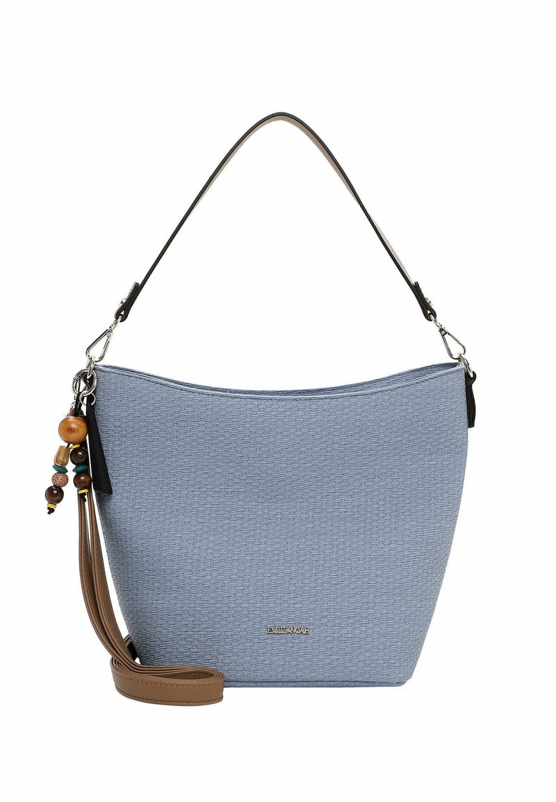 Sac à main texturé bleu clair avec une poignée noire, une bandoulière amovible marron et des breloques décoratives en perles de bois sur fond blanc.