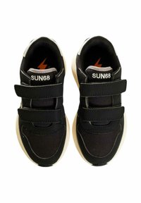 Sneaker nere con tomaia in tessuto, due cinturini in Velcro e suola in gomma di colore chiaro; presenta il marchio "SUN68" sulla linguetta.
