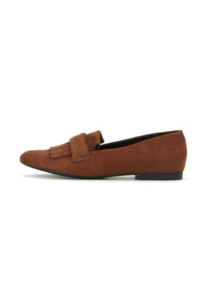 Scarpa slip-on in suede marrone con punta arrotondata, dettaglio decorativo di frange, tacco basso e suola nera liscia. Design semplice ed elegante.