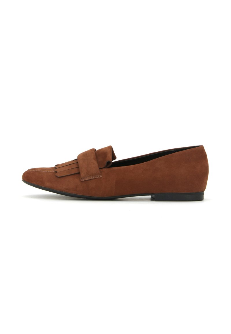 Scarpa slip-on in suede marrone con punta arrotondata, dettaglio decorativo di frange, tacco basso e suola nera liscia. Design semplice ed elegante.