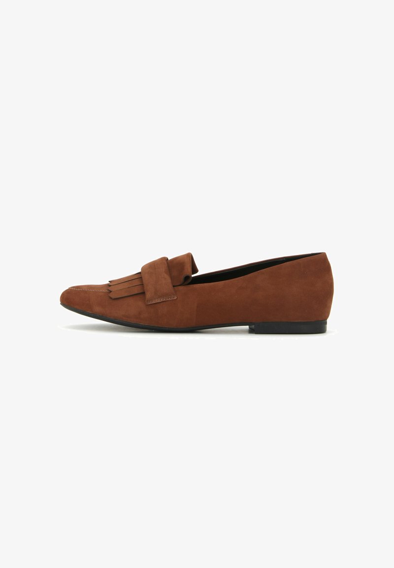 Scarpa slip-on in suede marrone con punta arrotondata, dettaglio decorativo di frange, tacco basso e suola nera liscia. Design semplice ed elegante.