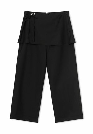 Juodos plačios kojų kelnės su pritvirtinta perrišamo sijono sluoksniu ir D formos diržu kairėje pusėje ties juosmeniu.