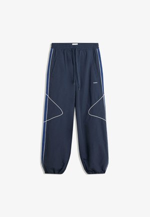 Pantaloni de trening bleumarin cu un brâu cu șnur, buzunare laterale și accente albe, cu un design conic la tivuri.