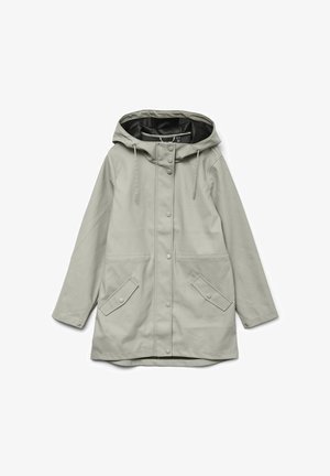 Jasnoszara wodoodporna kurtka z kapturem, napami, dwiema przednimi kieszeniami i detalem ze sznurkiem. Gładka tekstura i średnia długość.