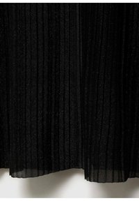 Črna plisirana krila z mehkim, teksturiranim materialom in subtilnim sijajem. Oblika vključuje navpične plise in prosojno robno šiv.