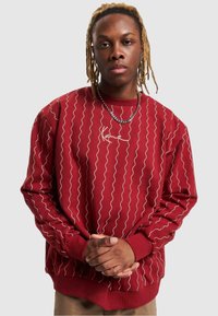 Karl Kani - SMALL SIGNATURE ZICZAC PINSTRIPE CREW - Pulóver - darkred offwhite Miniatűr kép 1