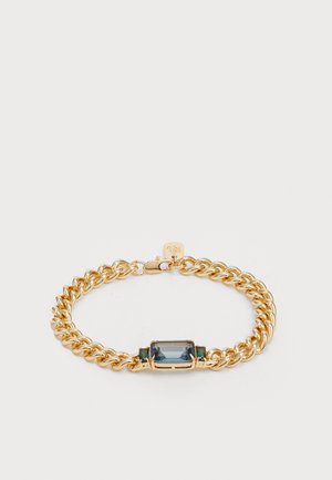 Χρυσή αλυσίδα βραχιολιού με κεντρικό στοιχείο σμαραγδί ακριβώς σε ορθογώνιο σχήμα, πλαισιωμένο από δύο πράσινα διακοσμητικά. Λείες συνδέσεις με γυαλιστερή επιφάνεια.