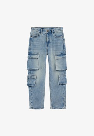 Svetlo modri cargo kavbojke iz jeansa z več velikimi žepi na vsaki strani, zapenjanjem na gumb in zadrgo ter s krojem z ravnimi hlačnicami.